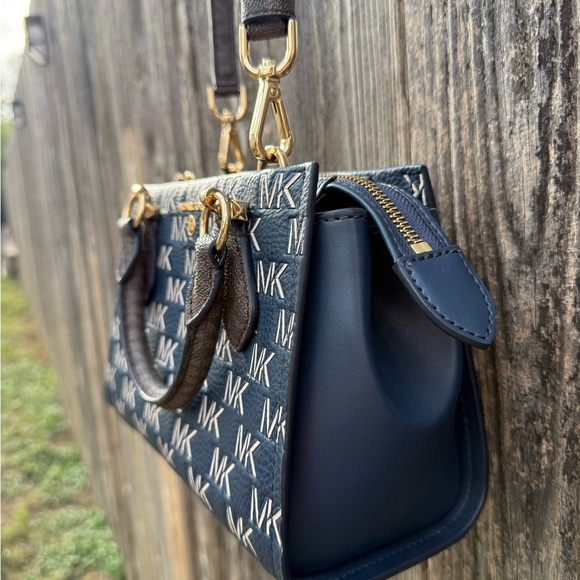 Michael Kors Marilyn Small Signature Logo Messenger Bag - Picture 4 of 7